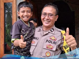 Bhabinkamtibmas Kelurahan Kwala Bingai Memotifasi Anak Usia Dini Agar Tidak Kecanduan HP